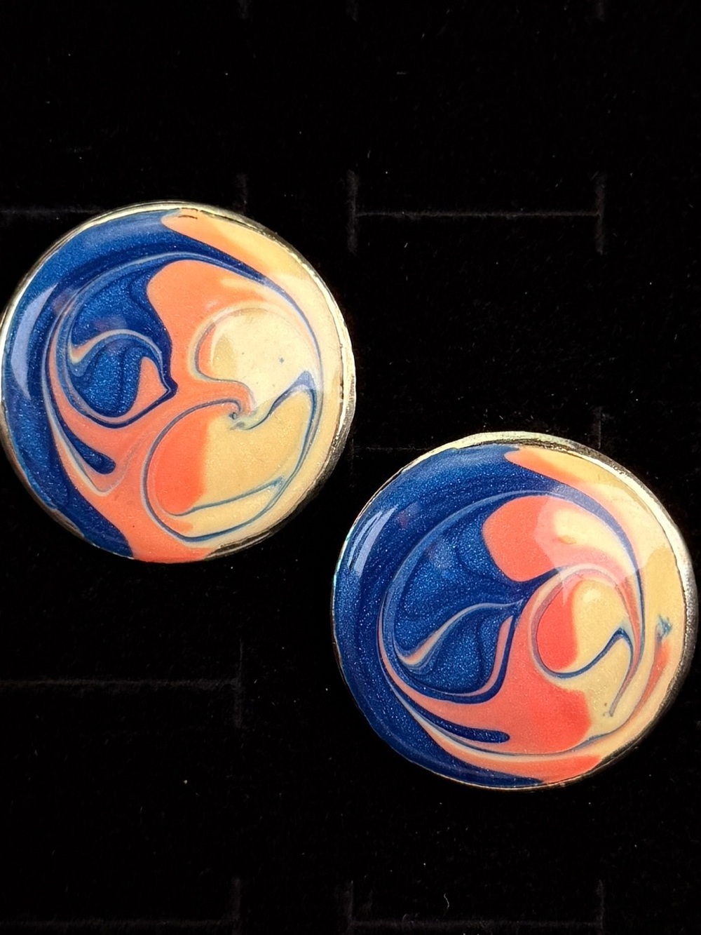 Beautiful, aged goldtone, vintage swirl enamel clip on earrings